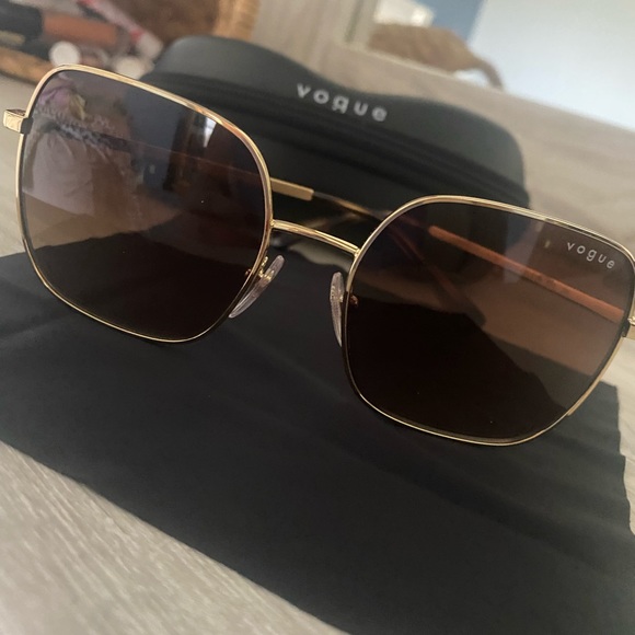 Adorable square frame Vogue sunglasses! - Picture 2 of 6